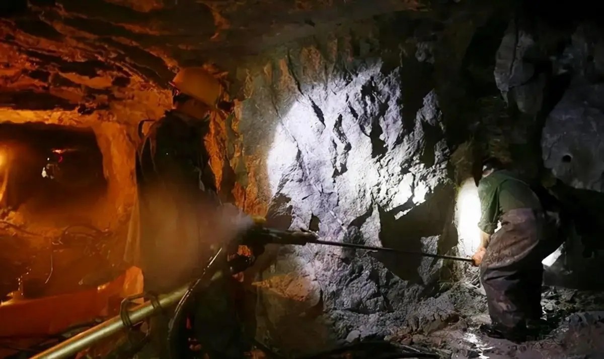 霸刀分享-广西南丹发现一中型钨矿床